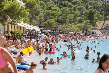 Makarska, Hırvatistan, 3 Ağustos 2020 Turistler yaz tatilinin tadını çıkarıyorlar. Hırvatistan 'da güneşleniyorlar ve denizde yüzüyorlar.