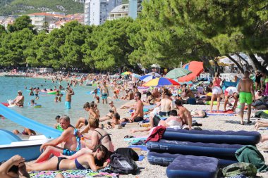 Makarska, Hırvatistan, 3 Ağustos 2020 Turistler yaz tatilinin tadını çıkarıyorlar. Hırvatistan 'da güneşleniyorlar ve denizde yüzüyorlar.