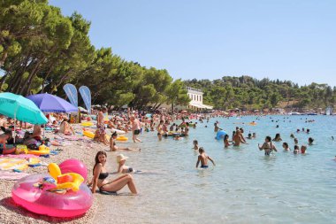 Makarska, Hırvatistan, 3 Ağustos 2020 Turistler yaz tatilinin tadını çıkarıyorlar. Hırvatistan 'da güneşleniyorlar ve denizde yüzüyorlar.
