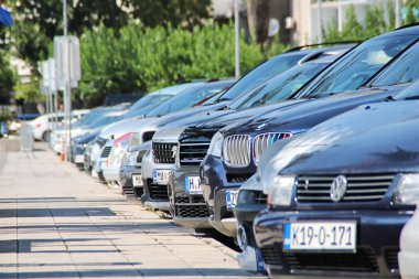 Makarska, Hırvatistan, 3 Ağustos 2020 Turistler yaz tatilinin tadını çıkarıyorlar. Hırvatistan 'da güneşleniyorlar ve denizde yüzüyorlar.