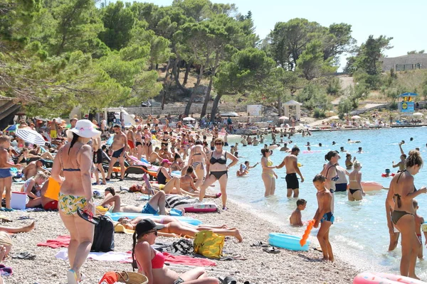 Makarska Croacia Agosto 2020 Los Turistas Disfrutan Sus Vacaciones Verano — Foto de Stock