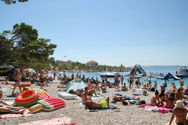 Makarska Croatia August 2020 Tourists Enjoy Summer Vacation Croatia Sunbathe — Stock Photo, Image