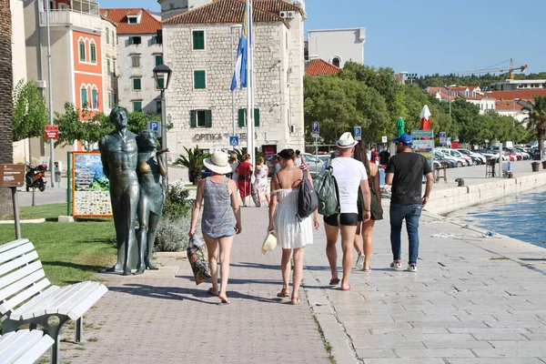 Makarska Horvátország Augusztus 2020 Turisták Élvezik Nyári Vakáció Horvátországban Napozás — Stock Fotó