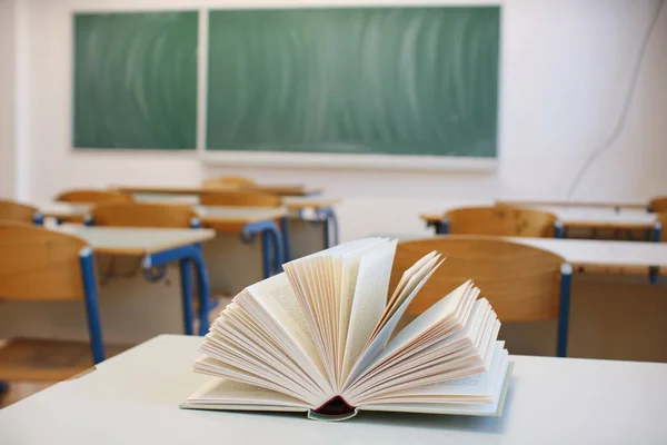 Open Book Classroom Table — Stock Photo, Image