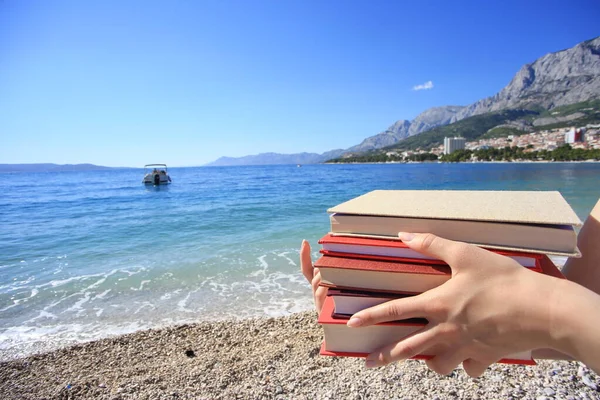 Young Pretty Girl Holds Books Her Hands Beach Sea — Stock Photo, Image