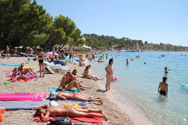 Makarska Croatia 2020 Tourists Vacation Enjoy Beach Sea — Stock Photo, Image