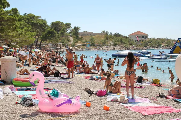 Makarska Croacia 2020 Turistas Vacaciones Disfrutan Playa Junto Mar — Foto de Stock