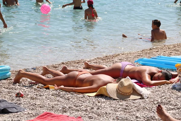 Makarska Kroatië 2020 Toeristen Vakantie Genieten Van Het Strand Aan — Stockfoto