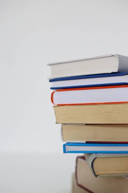 Beyaz arkaplan üzerine kitap yığını