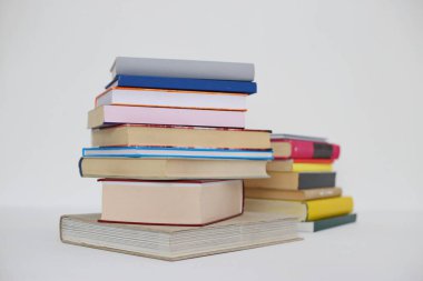 Beyaz arkaplan üzerine kitap yığını