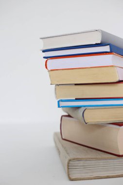 Beyaz arkaplan üzerine kitap yığını