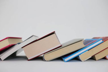 Beyaz arkaplan üzerine kitap yığını