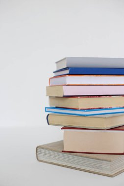Beyaz arkaplan üzerine kitap yığını