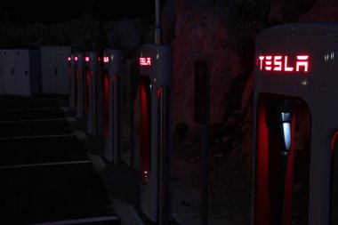 Geceleri elektrikli arabalar için Tesla süperşarj aleti