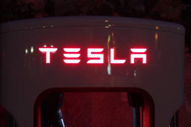 Geceleri elektrikli arabalar için Tesla süperşarj aleti