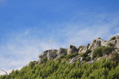 Dağın tepesinden geç.