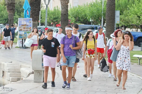 Tourists Walking Waterfront — Stock Photo, Image