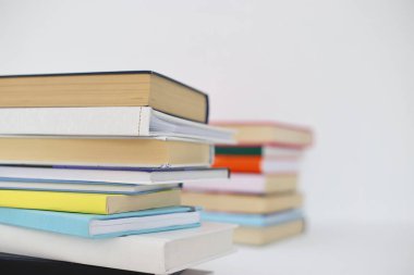 Beyaz arkaplan üzerine kitap yığını