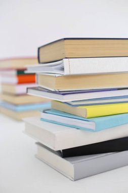 Beyaz arkaplan üzerine kitap yığını