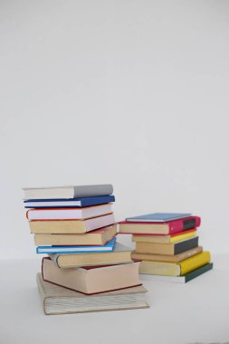 Beyaz arkaplan üzerine kitap yığını