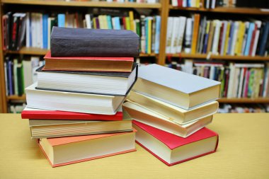 Kütüphanede kitap yığını