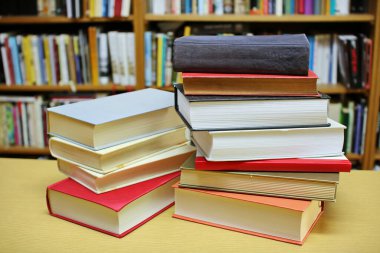 Kütüphanede kitap yığını