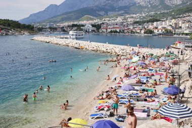 Makarska, Hırvatistan, 11.08.2020. Turistler sahilde güneşin ve denizin tadını çıkarırlar.