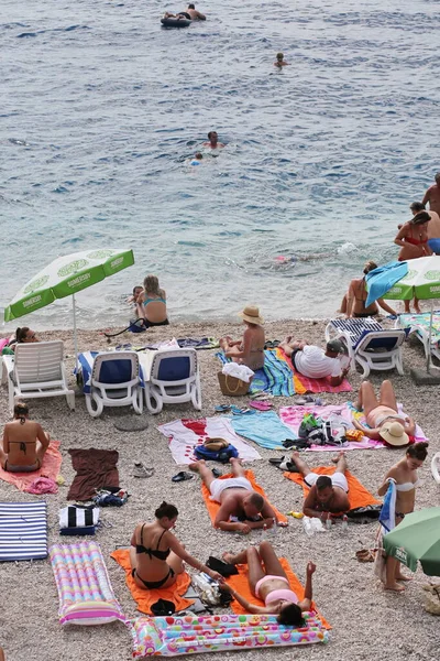 Makarska Croácia 2020 Turistas Apreciam Sol Mar Praia — Fotografia de Stock