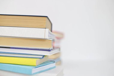  Beyaz arkaplan üzerine kitap yığını
