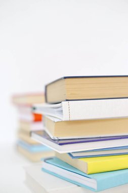  Beyaz arkaplan üzerine kitap yığını