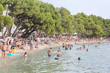 Makarska, Hırvatistan, 14.08.2020. Tatil için Makarska 'da çok sayıda yabancı turist kalıyor, plajlarda ve disko kulüplerinde büyük kalabalık var, bu yüzden koronavirüs bulaşan insan sayısı arttı (Covid - 19))