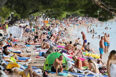 Makarska, Hırvatistan, 14.08.2020. Tatil için Makarska 'da çok sayıda yabancı turist kalıyor, plajlarda ve disko kulüplerinde büyük kalabalık var, bu yüzden koronavirüs bulaşan insan sayısı arttı (Covid - 19))