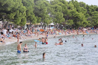 Makarska, Hırvatistan, 14.08.2020. Tatil için Makarska 'da çok sayıda yabancı turist kalıyor, plajlarda ve disko kulüplerinde büyük kalabalık var, bu yüzden koronavirüs bulaşan insan sayısı arttı (Covid - 19))