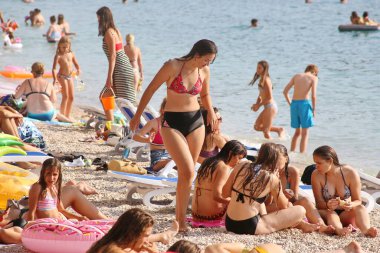 Makarska, Hırvatistan, 14.08.2020. Tatil için Makarska 'da çok sayıda yabancı turist kalıyor, plajlarda ve disko kulüplerinde büyük kalabalık var, bu yüzden koronavirüs bulaşan insan sayısı arttı (Covid - 19))
