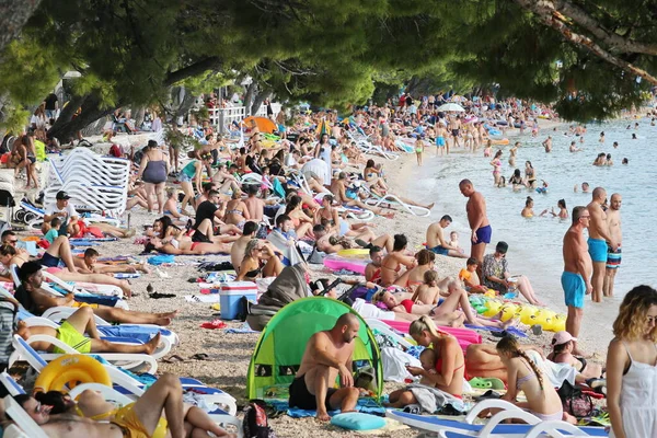 Makarska, Hırvatistan, 14.08.2020. Tatil için Makarska 'da çok sayıda yabancı turist kalıyor, plajlarda ve disko kulüplerinde büyük kalabalık var, bu yüzden koronavirüs bulaşan insan sayısı arttı (Covid - 19))