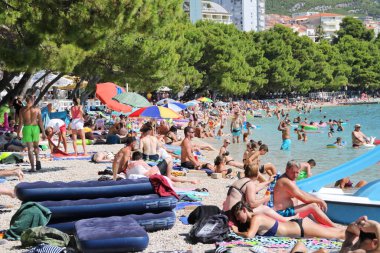 Makarska, Hırvat, 15.08.2020. Turistler deniz kıyısının tadını çıkarırlar.