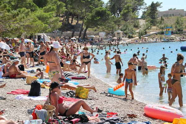 Makarska Croacia 2020 Los Turistas Disfrutan Playa Junto Mar — Foto de Stock