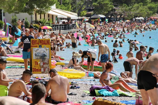 Makarska Croatie 2020 Les Touristes Apprécient Plage Bord Mer — Photo