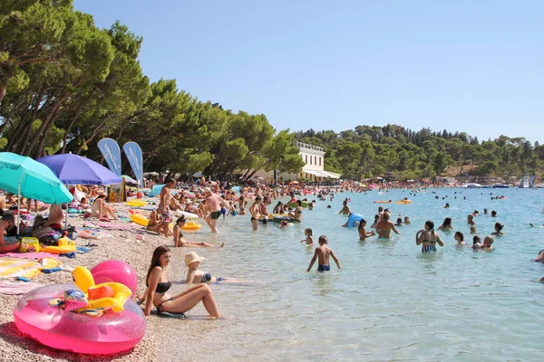 Makarska Croácia 2020 Turistas Apreciam Praia Beira Mar — Fotografia de Stock