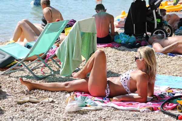 Makarska, Hırvat, 15.08.2020. Turistler deniz kıyısının tadını çıkarırlar.