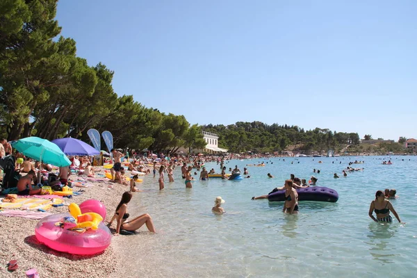 Makarska Croacia 2020 Los Turistas Disfrutan Playa Junto Mar — Foto de Stock