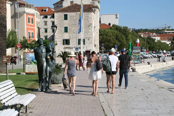 Makarska Horvátország 2020 Turisták Élvezik Tengerparton — Stock Fotó