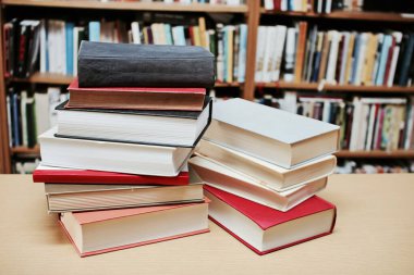 Kütüphanede kitap yığını