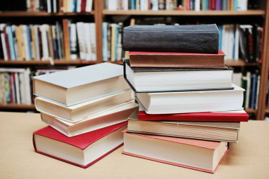 Kütüphanede kitap yığını