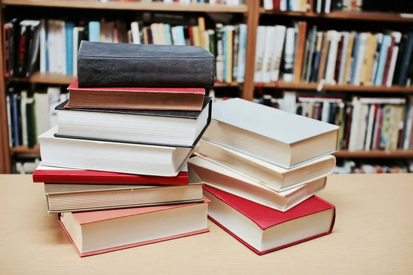 Kütüphanede kitap yığını