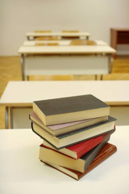 Kitaplar sınıftaki okul masasında.
