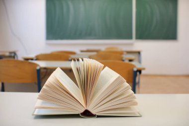 Sınıfın masasında açık bir kitap.