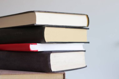 Beyaz arkaplan üzerine kitap yığını. Kitaplı, okullu, kütüphaneli fotoğraf..