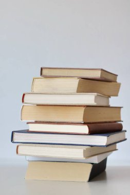 Beyaz arkaplan üzerine kitap yığını. Kitaplı, okullu, kütüphaneli fotoğraf..