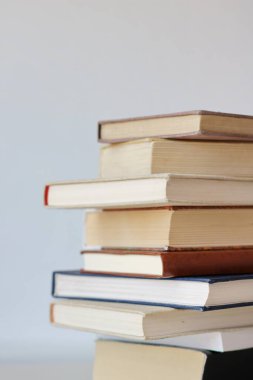 Beyaz arkaplan üzerine kitap yığını. Kitaplı, okullu, kütüphaneli fotoğraf..